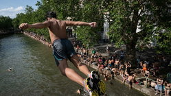 Popular city bans public alcohol amid heat wave as people take risks to cool down Architects Australia